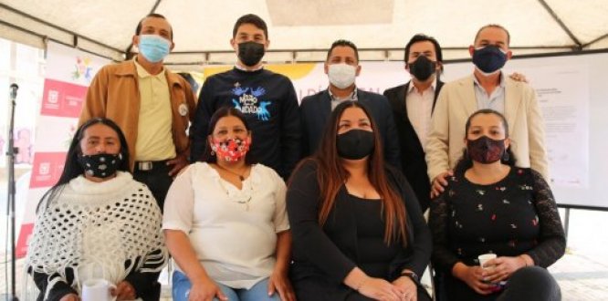 Consejeros locales de vendedores informales de Suba, la edilesa Lina Vela, el edil John Jaime Jiménez y el alcalde local de Suba, Julián Moreno