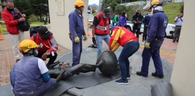 Personal del IDPC y de la Alcaldía Local de Suba desmontando el monumento 'Ángeles Agustinianos'
