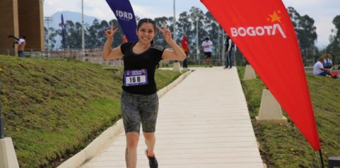 Joven trotando en un sendero del CEFE Fontanar del Río, en la Triatlón de Suba.