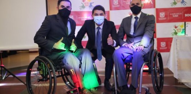 El alcalde local de Suba, Julián Moreno, con dos deportistas paralímpicos ganadores de la gran Noche de Gala
