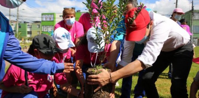 El alcalde local de Suba, Julián Andrés Moreno Barón, sembrando árboles con la comunidad del sector de Cataluña