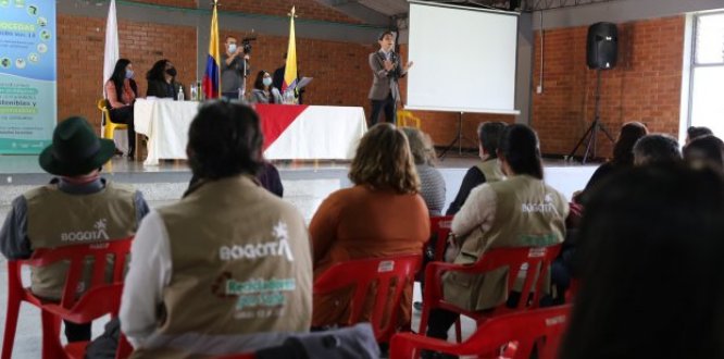 Personas reunidas en actividad con recicladores