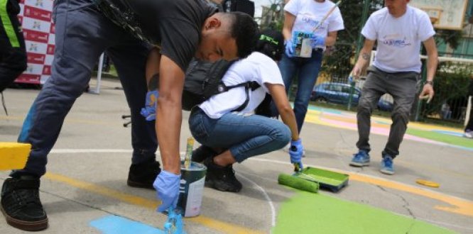 Parceros de Suba pintando la cancha del parque del barrio Santa Cecilia II