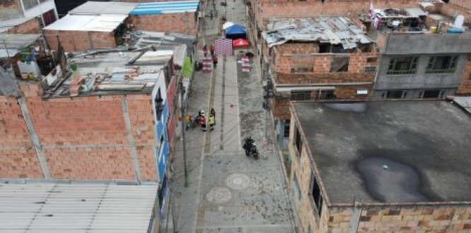 Toma aérea de segmento vial intervenido en el barrio Villa Cindy, de Suba