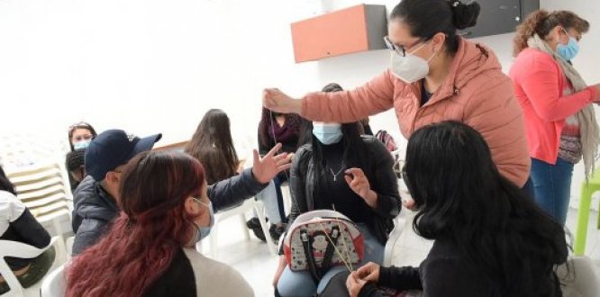 Jóvenes que hacen parte de programa 'Parceros Cuidando a Bogotá'