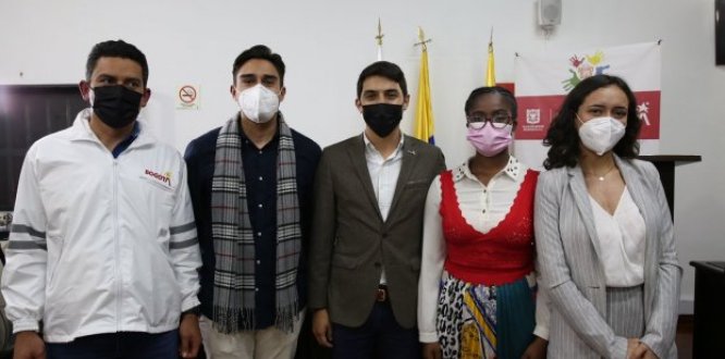 El alcalde local de Suba, Julián Moreno, con consejeras y consejeros locales de juventud recién posesionados