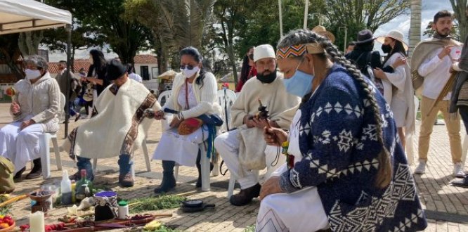 Indígenas de la localidad de Suba realizando el ritual de instalación de la primera Mesa Indígena Local de Bogotá