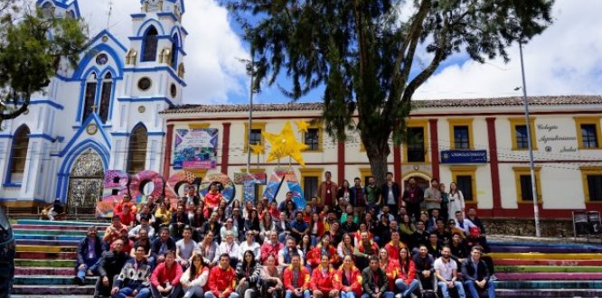 Foto grupal de equipo de la Alcaldía Local de Suba