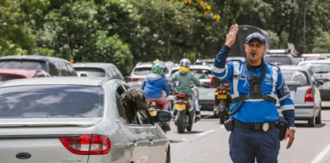 Agente de transito en Pico y Placa Regional