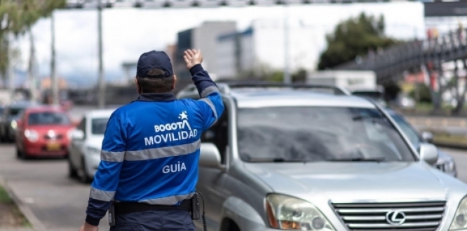 Agente de tránsito agilizando el acceso vehicular en Bogotá