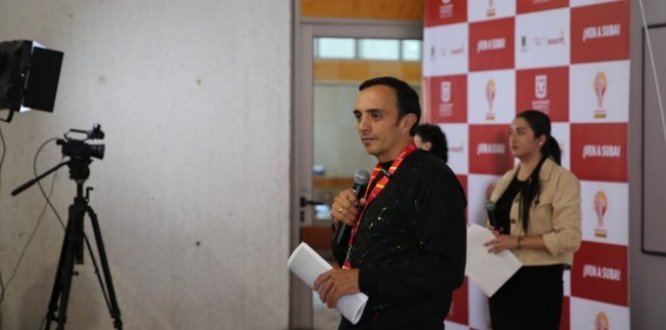 Alcalde Local del Suba César Salamanca hablando con la ciudadanía