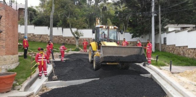 Contratistas de la Alcaldía Local de Suba trabajando con maquinaria amarilla en una intervención de Gestión Compartida en San José de Bavaria