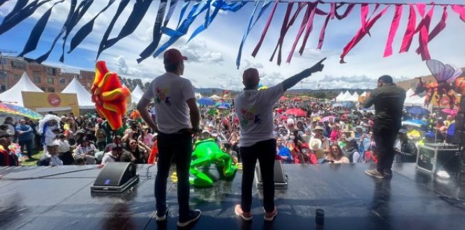 Comunidad celebrando el Carnaval de Suba