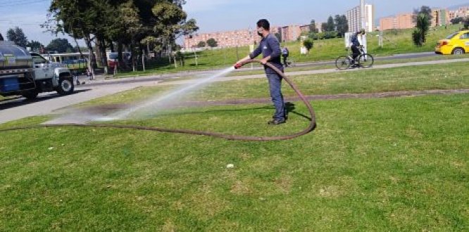 Antes y después de espacio público restaurado en la localidad de Suba