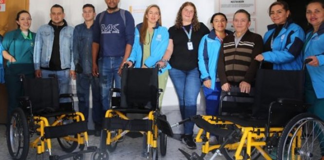 Entrega silla de ruedas a personas discapacitadas en Suba