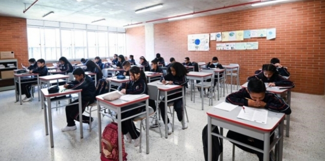 Estudiantes colegio público en Bogotá