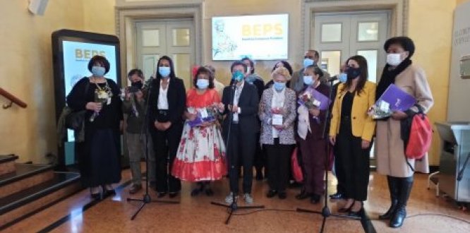 La alcaldesa de Bogotá, Claudia López, anunciando en rueda prensa auxilios económicos para artistas y gestores culturales