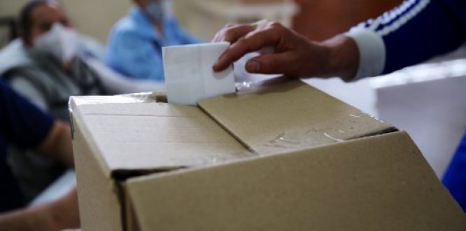 Mano de una persona introduciendo un voto en una urna, en elecciones de las JAC de Suba