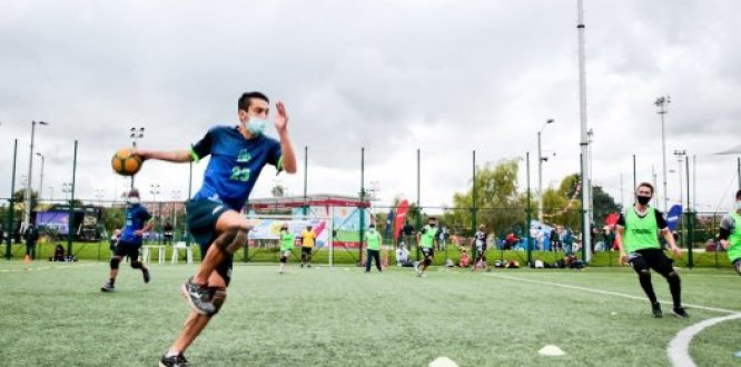 Deportistas realizando distintas actividades en una de las canchas del CEFE Fontanar del Río