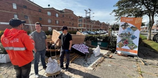 Jornada de recolección de escombros en Suba Compartir Ciudadanos de Suba Compartir sacan escombros y residuos voluminosos en jornada de recolección