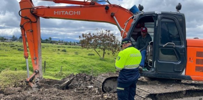 Un Policía imponiendo un comparendo ambiental, en Chorrillos III