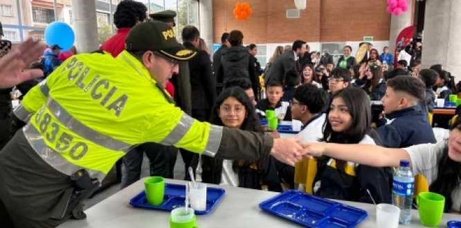 Policía saludando a niño
