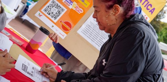 Personas votando