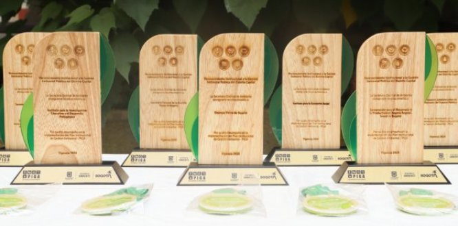 Estatuillas y medallas que recibieron entidades distritales ganadoras del reconocimiento PIGA