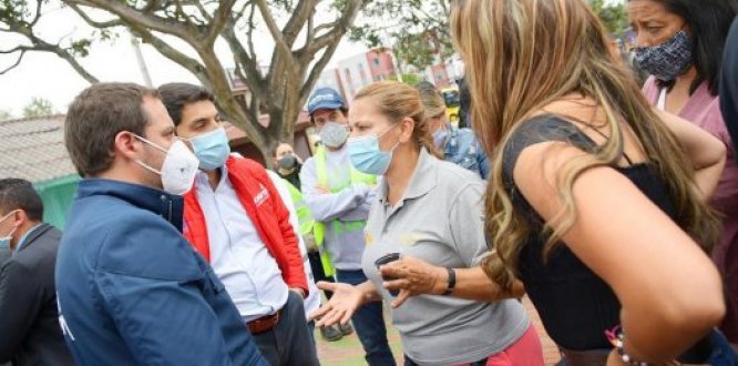 El alcalde local de Suba, Julián Moreno; el alcalde (e) de Bogotá, Luis Ernesto Gómez y la comunidad en La Gaitana