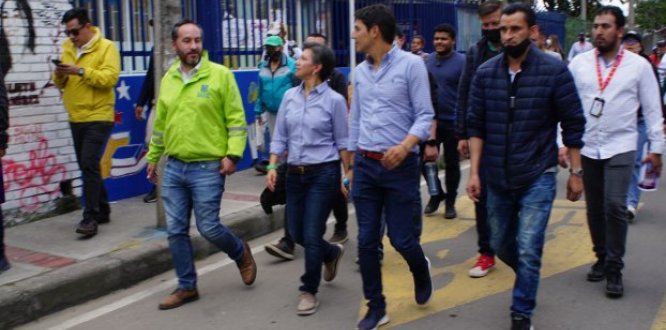 La alcaldesa de Bogotá, Claudia López y el alcalde local de Suba, Julián Andrés Moreno Barón, en recorrido por el sector de La Gaitana