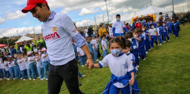 El alcalde local de Suba, Julián Andrés Moreno Barón, con niñas y niños conmemorando el Día de la Niñez en Suba
