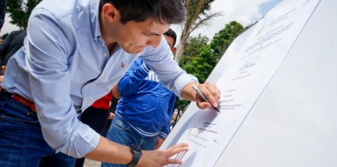 Alcalde local, Julián Moreno, firmando el acuerdo del Consejo Local de Paz  