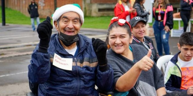 Dos personas tercera edad sonriendo 