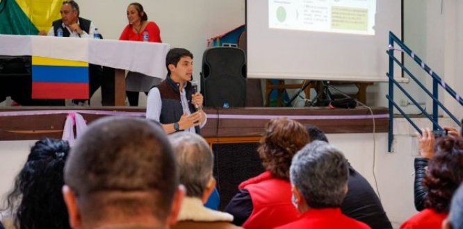 Alcalde local expone ante los líderes (sas) comunales