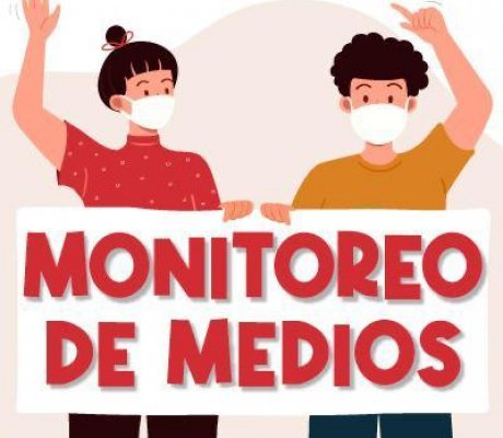 Dos personas, hombre y mujer con las manos levantadas y un letrero que indica monitoreo de medios 