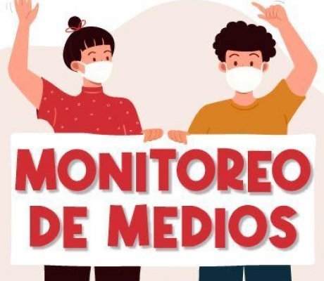 dos personas, hombre y mujer sosteniendo un cartel que dice Monitoreo de Medios 