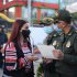 Policía de Bogotá dialoga con una mujer subana, en las calles de la localidad