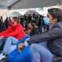 El alcalde local de Suba, Julián Moreno, sentado con otros jóvenes en el lanzamiento del programa 'Parceros Por Bogotá'.