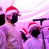 Niños del coro de Batuta de Suba, cantando villancicos, con gorros de navidad