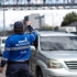 Agente de tránsito agilizando el acceso vehicular en Bogotá
