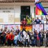 PERSONAS POSANDO PARA LA IZADA DE BANDERA LGBTI