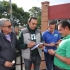 Alcalde atendiendo ciudadanía