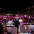 Grupo Musical en concierto ante una multitud