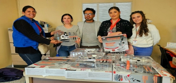 Entrega de 80 Kits de Microscopios en localidad de Suba