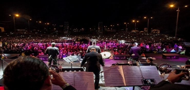 Grupo Musical en concierto ante una multitud