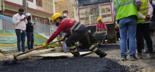 Obreros trabajando en frente de obra en Suba