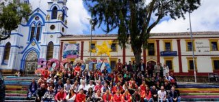 Foto grupal de equipo de la Alcaldía Local de Suba