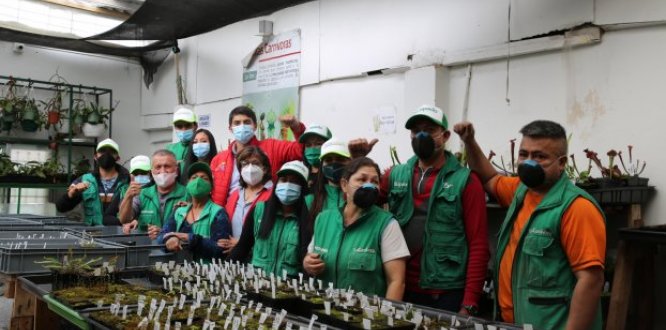 El alcalde local de Suba, Julián Moreno, con los trabajadores de la microempresa Florasalvaje El alcalde local de Suba, Julián Moreno, con los trabajadores de la microempresa Florasalvaje