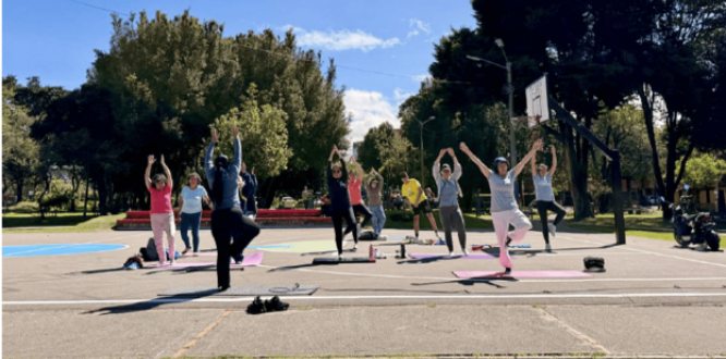 Encuentro de yoga en un parque de la localidad de Suba Festival calma en la ciudad