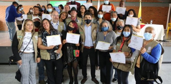 El alcalde local de Suba, Julián Andrés Moreno Barón y personas graduadas de los proyectos PROCEDAS y SEFUR El alcalde local de Suba, Julián Andrés Moreno Barón y personas graduadas de los proyectos PROCEDAS y SEFUR